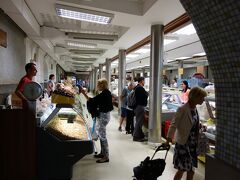 青空市場近くの建物内にも市場が存在します。
室内で通電していることもあり、冷蔵食品なども販売されていました。