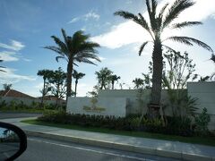 速攻でアイス食べたら、約5分足らずでホテルのエントランスに到着。
ホテル周囲は、以前はサトウキビ畑だったと記憶していますが、
今じゃひまわりが満開。随分変わりましたね！
