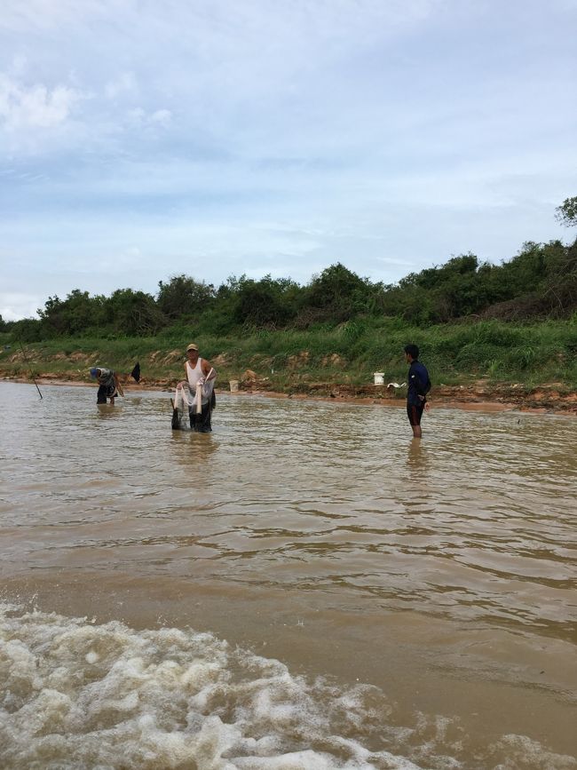 お魚を漁師しているの男性たちです。