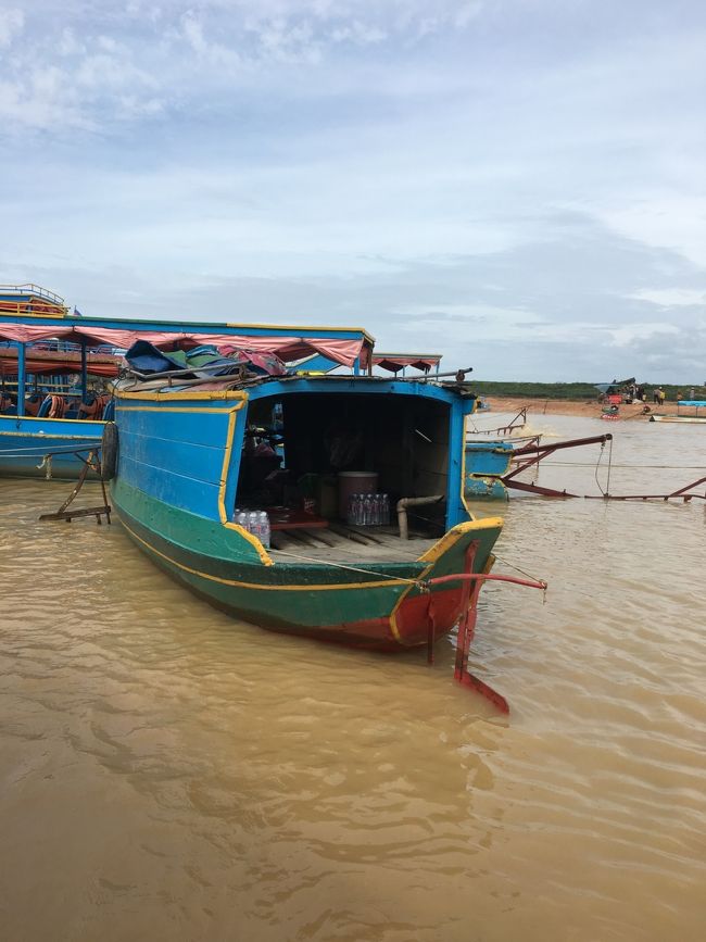 トンレサップ湖クルーズツアーのエンジンボートです。