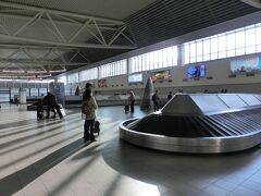 ソフィア国際空港にて。
スーツケースが出てくるのを待ってるところです。

外からの光が射し込み明るい空港です。
こんなに明るいですが、20時頃です。