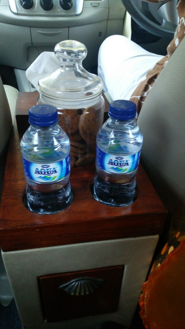 カユマニスの車にいざ乗り込むと。。。<br />お水と　カユマニスクッキーも用意されていました。<br /><br />ヌサドゥアへは少し時間がかかるので<br />有り難いサービスです。