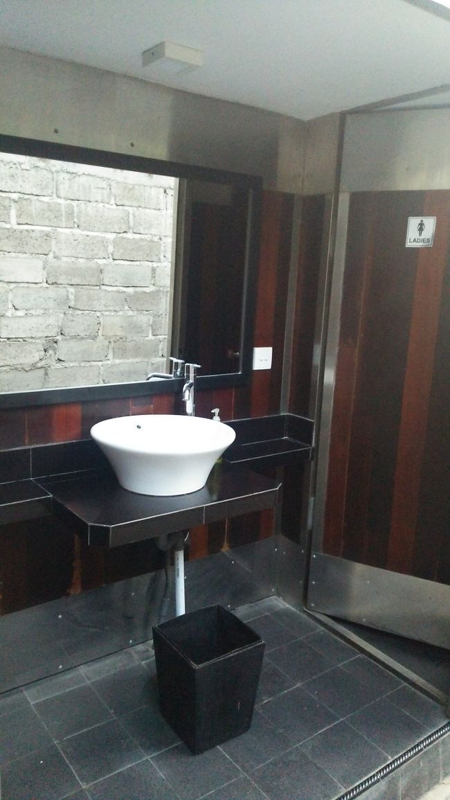 細長い路地を進むと<br />突如バスルームが現れました。<br /><br />ちょっと休憩。<br />外にありながらもキレイでした。<br />よかったよかった。