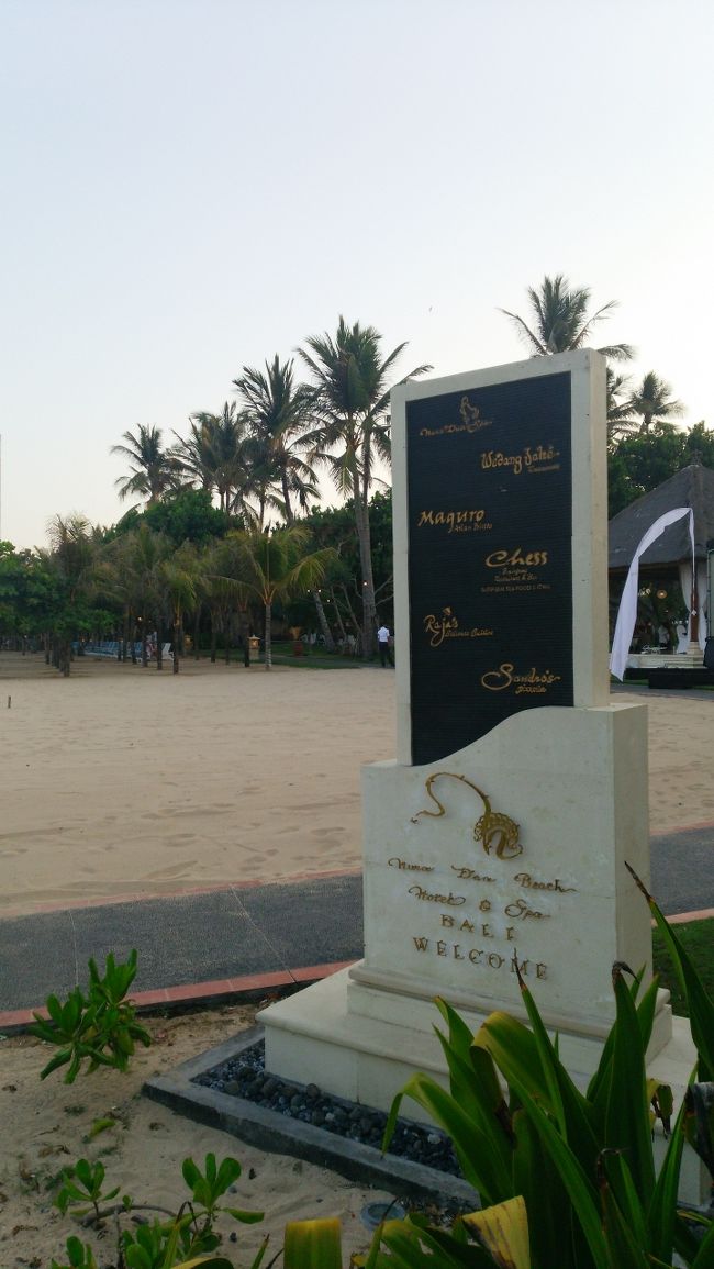 ビーチサイドには<br />オシャレな雰囲気<br /><br />さーてまずは海に飛び込もうかなっ<br />その前に　ビーチベッド確保確保っと。