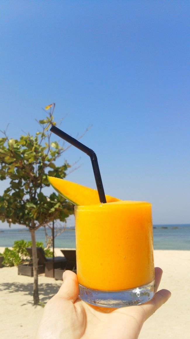 マンゴージュースを注文しました。<br />海辺でのマンゴージュース美味しい♪<br /><br />ゆるゆるタイムの始まりです。