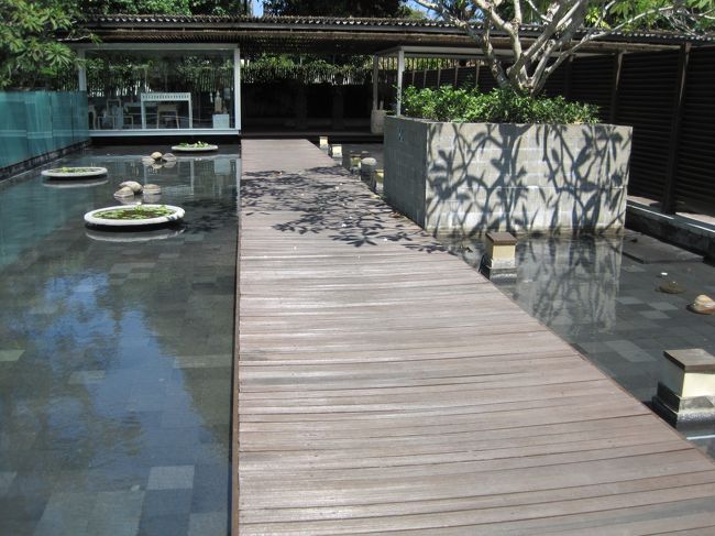 池の中の橋を渡ってあちら側に移動します。<br />長めなのがまたきもちいい。