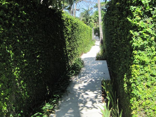 池とプールを抜けると<br />小さな小道。<br /><br />左右にヴィラが並んでいます。<br />カユマニスヌサドゥァとはちょっと違った雰囲気ですね。