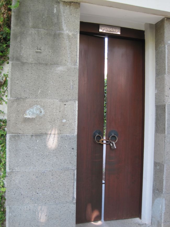ヴィラの入り口はこんな感じ。<br />ウッディなドア。