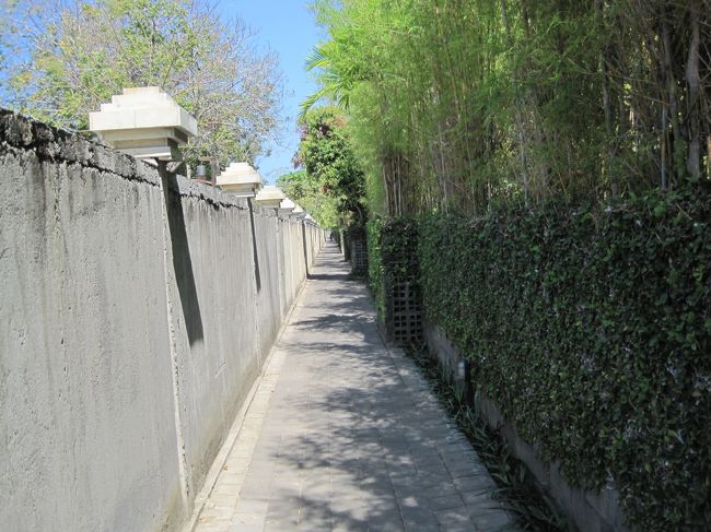 ヴィラエリアを抜けると<br />また更に細い路地。<br /><br />この壁際をずーっと歩いていくようです。<br />この先にビーチは本当にあるのかな。。若干不安になります