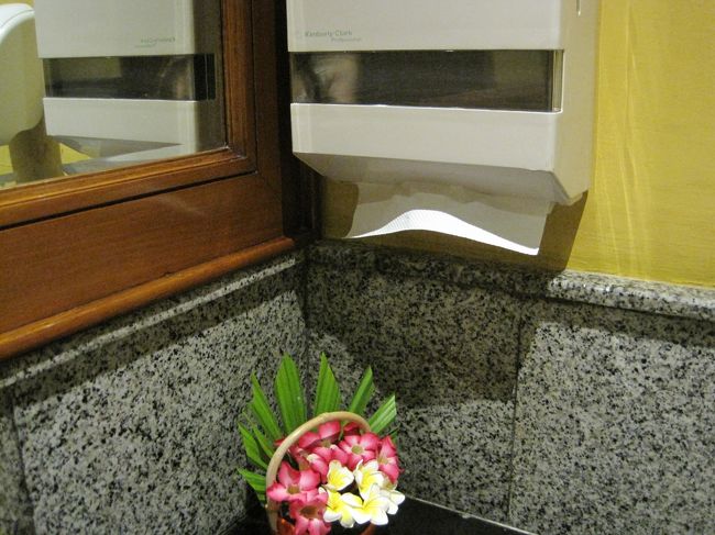 手を拭くペーパータオルも常備。<br />生花も飾ってあって　とても癒されます。