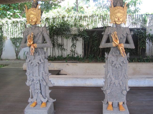 カユマニスヌサドゥァに到着。<br /><br />有名なオブジェが迎えてくれます。<br />コレはコインで出来ております。<br /><br />細かい作業だなあ。。