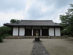 近鉄奈良駅からタクシーで奈良ホテルに。とりあえず荷物を預けて新薬師寺に向かいます。
なら高畑界隈は春日大社の職員が住むまちで閑静な住宅地。
その外れに新薬師寺は残っています。