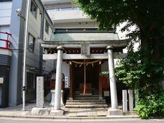 ①大井蔵王権現神社　品川区大井1-14-8（大井町駅から徒歩約７分）

七福神：福禄寿が祀られています。

神社の創建は不詳ですが、平安末期と伝わるそうです。
江戸時代、江戸の町に火事や疫病が流行ったとき、この地域は大井村の権現神社の天狗のおかげで無事だったことから、人々は天狗に感謝して権現神社のお祭りには太鼓を叩いたり、天狗を祀った神輿をかついだりしたそうで、今ある「大井権現太鼓」の発祥はその時の名残だそうです。