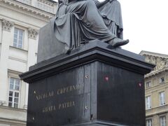 Pomnik Mikołaja Kopernika（コペルニクスの像）

右手にコンパス、左手に天球儀を持ち静かに佇んでいます。