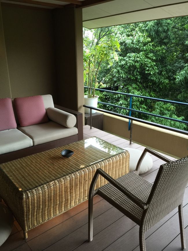 テラスにも大きなテーブルがあります