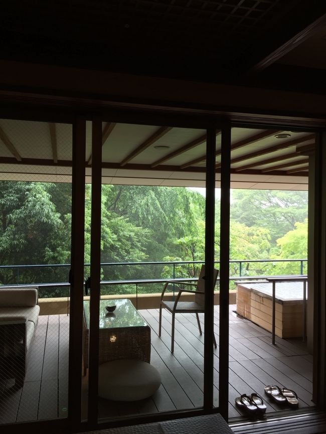 ダイニングから露天風呂側