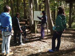 お天気になったし、楽しみにしていたフォレストアドベンチャーへ。
ハーネスを装着して、レクチャーを受けます。

ふむふむ。今回はアドベンチャーコースに挑戦♪