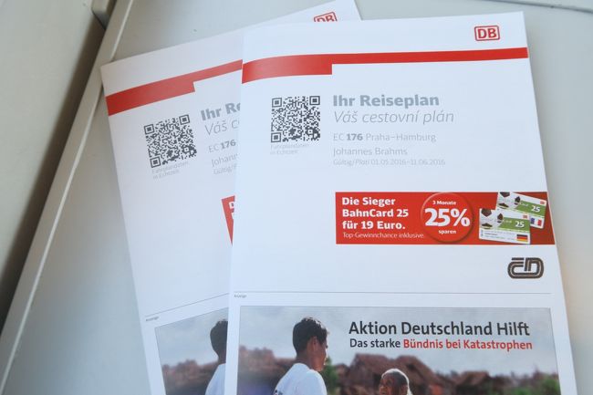 プラハ8：27発のECでドイツのドレスデンに向かいます。<br /><br />チケットは事前にDB(ドイツ国鉄）のHPから購入済で1人EUR19.00。安い！<br />乗車したのはヨハネス・ブラームス号。ドイツの作曲家の名前です。<br /><br />チェコ国内を走行している間は車内放送の前に（新幹線の「いい日旅立ち」のように）チェコの音楽家ドボルザークの「ユモレスク」が短く流れます。（ドイツ国内に入ると無くなります）<br />ドボルザークが子供の頃、家の近所にプラハ・ドレスデン間の鉄道が開通し大の鉄道ファンなり、運転手の顔を覚えていたそうです。<br />ブラームスはドボルザークの才能を見出し売り出した人物。<br />なかなかステキな巡りあわせのECでした。<br /><br />2時間ほどの乗車時間のはずが50分間程途中で止まってしまうアクシデントがありましたが、爆睡していたので特に気にも留めず。鉄道旅行なんてそんなもんです。<br />