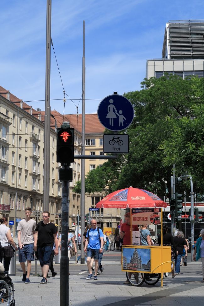 1871年までいくつもの邦国に分かれていたドイツ。<br />ドレスデンはかつてはその一つザクセン国の首都として栄え、現在はザクセン州の州都。<br /><br />かつて東ドイツだったころの名残が可愛い信号機。<br />通常はアンペルマン（男性）の所、時々あるアンペルフラウ（女性）。