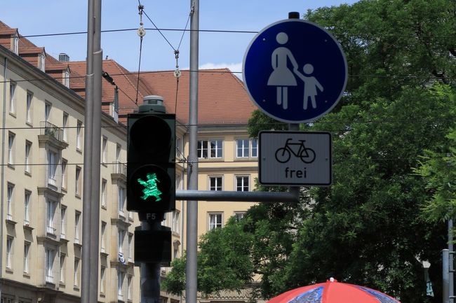 ベルリンにもアンペルマンの信号はありますが、ベルリンでアンペルフラウバージョンは発見できず。<br />ドレスデンではちょこちょこ見かけました。<br /><br />旧市街以外は戦後共産主義国の名残の無機質な四角い建物が多いです。<br /><br />