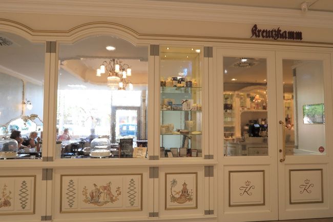 ドレスデン中央駅からバロック建築が立ち並ぶ旧市街までは新しいショッピングモールが延々と続きます。<br />ファストフードにファストファッション等どこも似たり寄ったりなお店が続く中に老舗のケーキ店クロイツカムがあります。