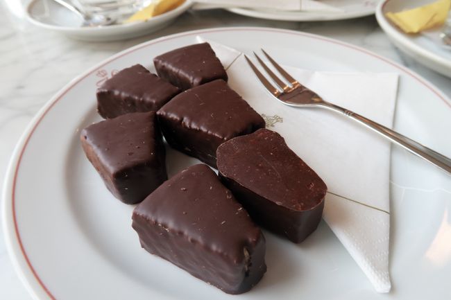 クロイツカムのスペシャリテはバームクーヘン。<br />ドイツでバームクーヘンを取扱うお店は意外と無いんです。<br />日本だとコンビニでも買えるのに。<br />好物のチョコがけバージョンを。<br />チョコは美味しいけれど、中身はちょっとパサパサしてます。。<br />やっぱり伊勢丹で買えるホレンディッシェ・カカオシュトゥーベが私的に不動のNo1バームクーヘン。