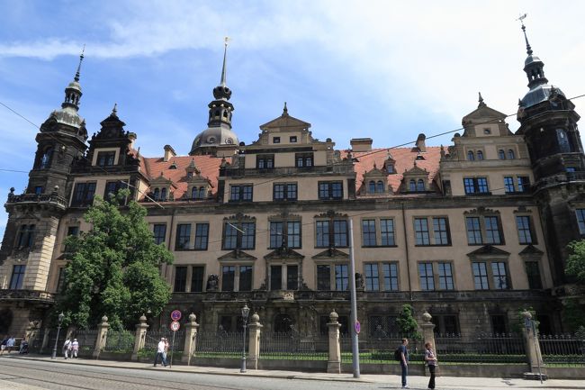 炎天下の旧市街に到着〜<br /><br />この日は火曜日。<br />火曜日はドレスデン観光の目玉の一つであるレジデンツ宮殿の休館日(T_T)<br /><br />