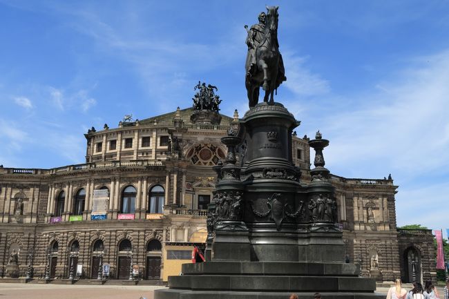 ザクセン王ヨハンの騎馬像とゼンパー・オーパー（ザクセン州立歌劇場）<br />ザクセン王ヨハンの命により建てられた歌劇場で、ゼンパーという建築家が手がたけた為ゼンパー・オーパー（SemperOper）と呼ばれます。<br /><br />専属の管弦楽団シュターツカペレ・ドレスデンは演奏技術が高く非常に人気があるのですが、本日はウィーンの楽友協会で演奏会がありドレスデンには不在。。<br />プチクラシックファンとしては残念です。。