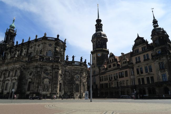 黒い建物に圧倒される！<br />ドレスデンの数々のバロック建築は近郊の山から切り出される白い砂岩で造られていますが、この石は年数と共に黒く変色していきます。<br /><br />アウグスト強王の治世下、木造だった建物は石造りの豪華なバロックの建物になり、金銀財宝や芸術工芸品に目の無かったアウグスト強王の贅沢な宮廷生活から贅沢品や芸術の分野が大きく発展しました。