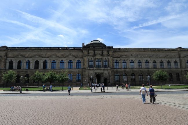 ツヴィンガー宮殿へ<br /><br />ドレスデンはプラハに比べるとずっと観光客の数は少ないですが、物凄く高価な一眼レフを持った西洋人観光客を多く見かけました。<br />治安もよく写真の撮りがいのある風景だらけですしね。