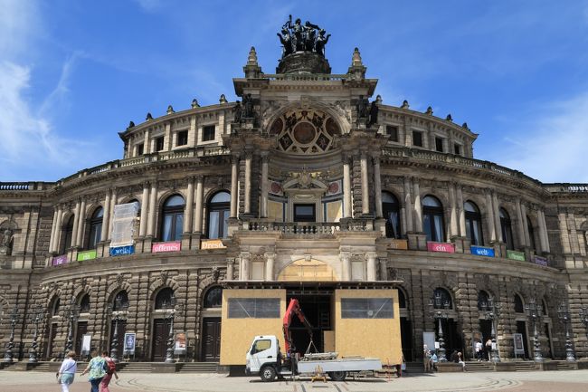 ゼンパー・オーパーは19世紀に建てられたれましたが大空襲で破壊されてしまったので、現在のものはオリジナルに忠実に復元されたもの。<br />東ドイツ政府はバロック建築の再建に全く乗り気で無かったのですが、ゼンパーオーパーの修復にはなぜか莫大な資金投資を惜しみませんでした。<br />西ドイツのベルリンフィルに対抗したのかな。。