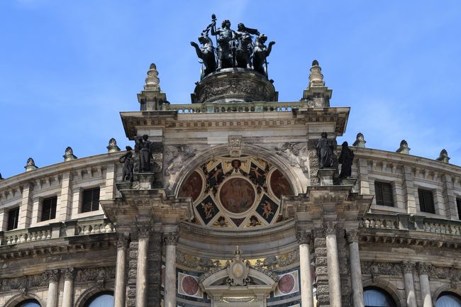 歌劇場の守護神ディオニュソスその隣はアリアドネ。<br />ディオニュソスはローマ神話ではバッカス。<br />お酒の神様のイメージだけど、勉強不足で何故劇場の守護神なのかは分からず。<br />ヨーロッパを楽しむにはギリシャ神話の基礎知識も必要ですね。。