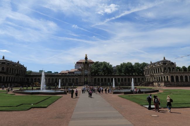 広い中庭を取り囲むように建物があります。