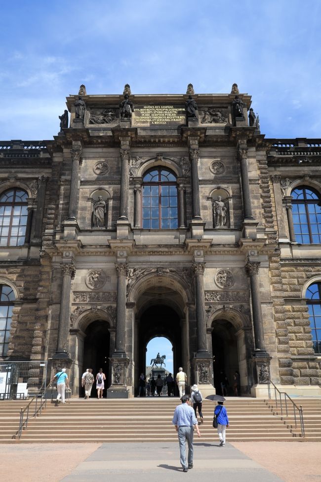 ツヴィンガーはアウグスト強王の命により建てられ、のちに王が収集してきた美術品収集の場となりました。<br />