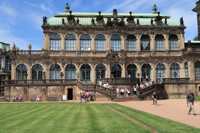 ツヴィンガーの中で最も人気があるのはアルテ・マイスター絵画館。<br /><br />アウグスト強王の死後、強王の志を継いで息子のアウグスト二世はバロック建築をさらに増やし、また多くの美術品を購入しました。<br />アウグスト二世が集めた絵画のコレクションがここに展示されています。