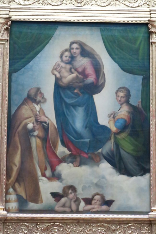 アルテ・マイスター絵画館の一番人気はラファエロの「システィーナのマドンナ」<br />絵の下の可愛い二人の天使は誰もが何処かで目にした事があるはず。<br /><br />第二次世界大戦時ドレスデンの美術品の殆どは安全な場所に避難させていた為空襲の被害を受けませんでした。<br />しかし、戦後ドレスデンを占領したソ連軍により接収され1955年にすべてでは無いものの再びドレスデンに戻されました。