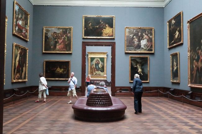 ヨーロッパの美術館はどこもゆったりしていていいですね。<br />アルテ・マイスター絵画館は広すぎず小さすぎず。<br /><br />写真を撮ってはいけないとう表示が無く（分からなかっただけ？）、また撮影している人を係員が咎める事も無かったのでフラッシュを使用しなければ館内の撮影は大丈夫そうでした。