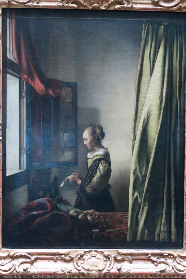 フェルメール「窓辺で手紙を読む女」<br /><br />アルテ・マイスター絵画館には2枚のフェルメール作品があります。<br />絵画コレクションを見ているとアウグスト二世は見事な審美眼をもった人物のよう。<br />当時の民衆の暮らしはきっと大変だったでしょうが後世、王の宝だった多くの美術品はドレスデン市民の宝になりました。