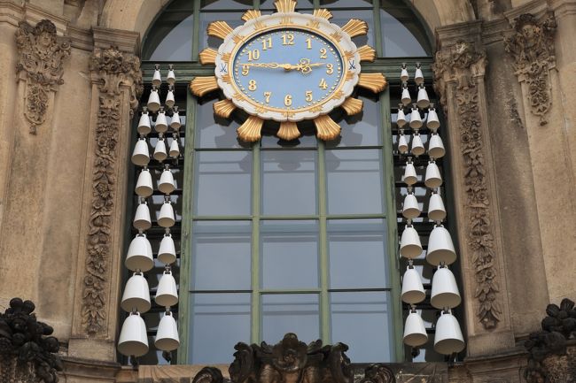 時計にはマイセン磁器の鐘が！<br /><br />音色は、ちょっと間の抜けた感じというか、、