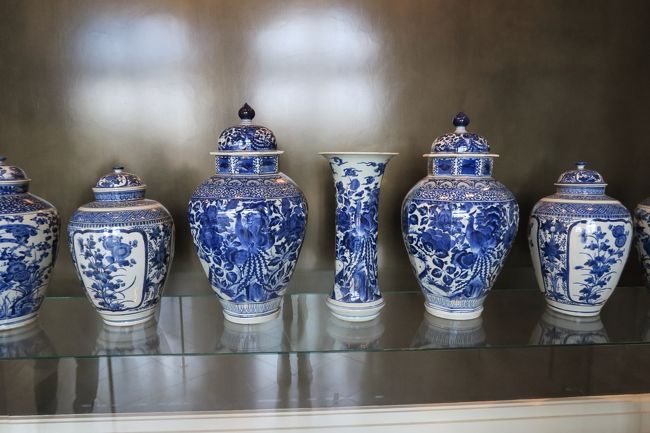 ヨーロッパでは18世紀になっても磁器を製造する事ができず、王侯貴族は中国と日本から輸入するしかありませんでした。<br />アウグスト強王はかのフランスブルボン王朝の君主と並んで熱心な磁器のコレクターでもありました。