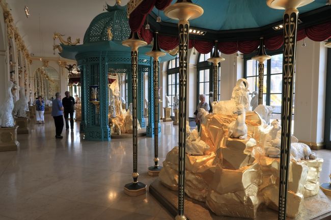 ヨーロッパでは独自の磁器工房を持つ事が当時の権力者の夢でした。<br />アウグスト強王のザクセン国でヨーロッパで初めての白い磁器が製造され、現在に至るまでマイセンの磁器は世界の逸品として有名です。