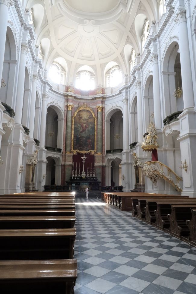 外観は黒く変色した砂岩で古い建物の様に見えますが、東西ドイツ統一後に再建された教会。<br />真っ白な空間の随所に真っ白なマイセン磁器が見られます。