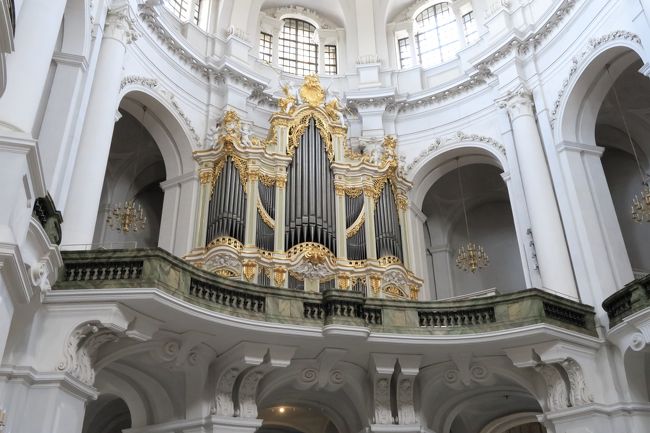 マイセン磁器で飾り付けられたパイプオルガン。
