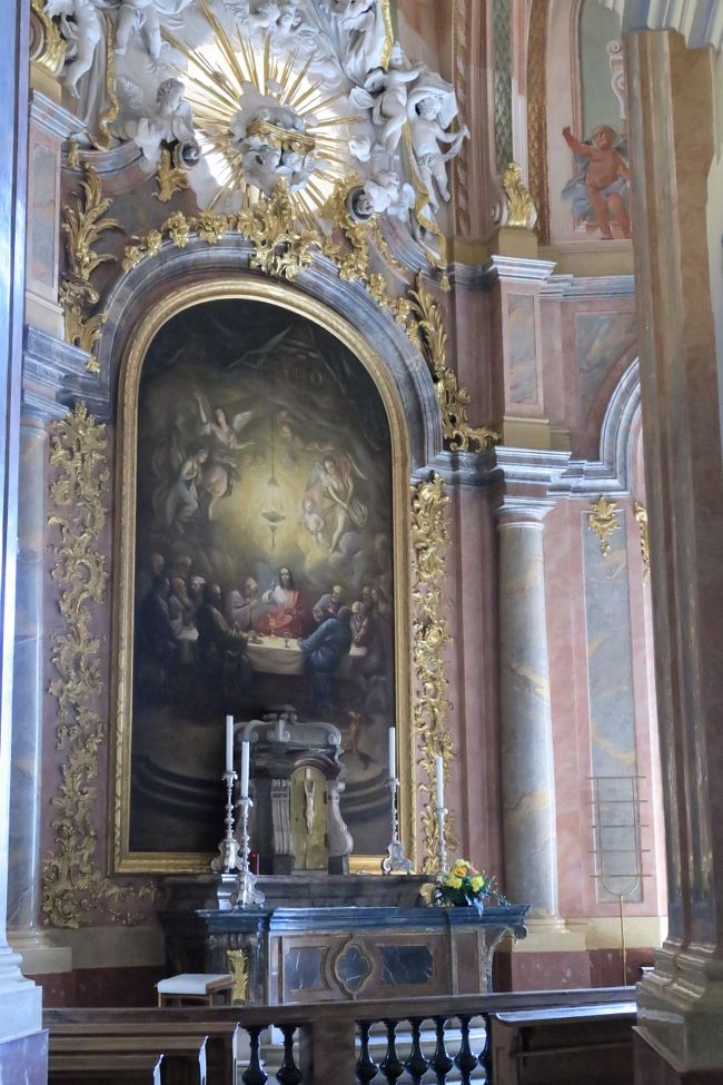 天使もマイセン磁器。<br /><br />ポーランド王も兼ねていたアウグスト強王はワルシャワで死去して葬られましたが、心臓はこの教会の地下の納骨堂に安置されています。<br />残念ながら観る事は出来ませんでしたが、心臓が安置されている箱の前を王好みの女性が通ると王の心臓が鼓動するとか。とんでもなく女好きの王は365人から382人ほどの子供の父親だったそうです。一体何人の側室がいたんでしょう。。