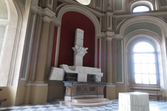 片隅に近代的すぎるピエタ像。