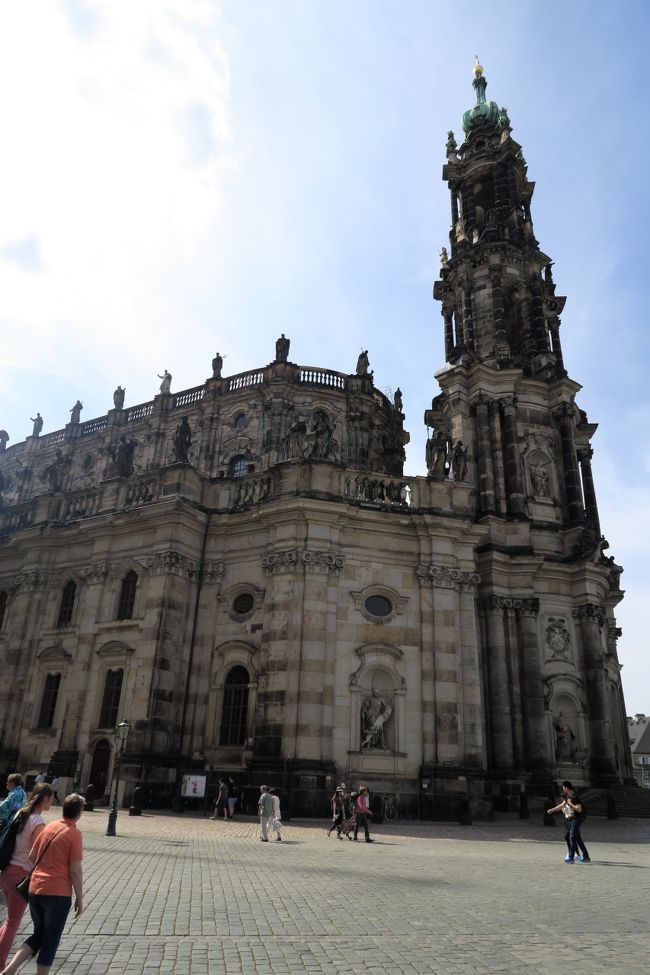 カトリック旧宮廷教会、修復後の名前は三位一体大聖堂。<br /><br />ザクセンは宗教改革のルターの影響を強く受けた土地柄でしたが、アウグスト強王はポーランド王になる為に新教徒からカトリックに宗旨替えしました。<br />当時（現代もですが）宗教問題で戦争が起こる時代にとんでもない王様です。。