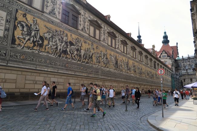 レジデンツ宮殿の壁にある君主の行列。<br />歴代君主の馬上行列をマイセンのタイルに描いたもの。<br />空襲で宮殿が焼失した際も磁器の壁画は無事でした。