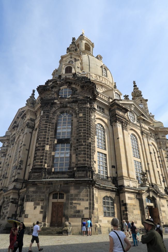 聖母教会は大空襲による火災で崩壊し（旅行記2枚目の写真）崩壊した教会は復元を望む市民とバロック建築の復元を望まない共産主義のドイツ社会主義統一党との攻防の末、聖母教会の廃墟は広島の原爆ドームのように平和の象徴をしての役割を担うようになりました。<br />東西ドイツ統一後聖母教会は瓦礫の中から発掘したオリジナルのもので復元しようという壮大なプロジェクトが決行され、一つ一つ、正確に、元あった場所に戻しながらジグソーパズルのように組み立てる事に。<br />コンピューターで教会が崩れたときのシミュレーションをして、どの石がどこに落ちるか計算するという現代ならではのハイテク技術で施工されオリジナルの石の40％程が再建に使用されました。<br />黒い石はオリジナルの石の部分。