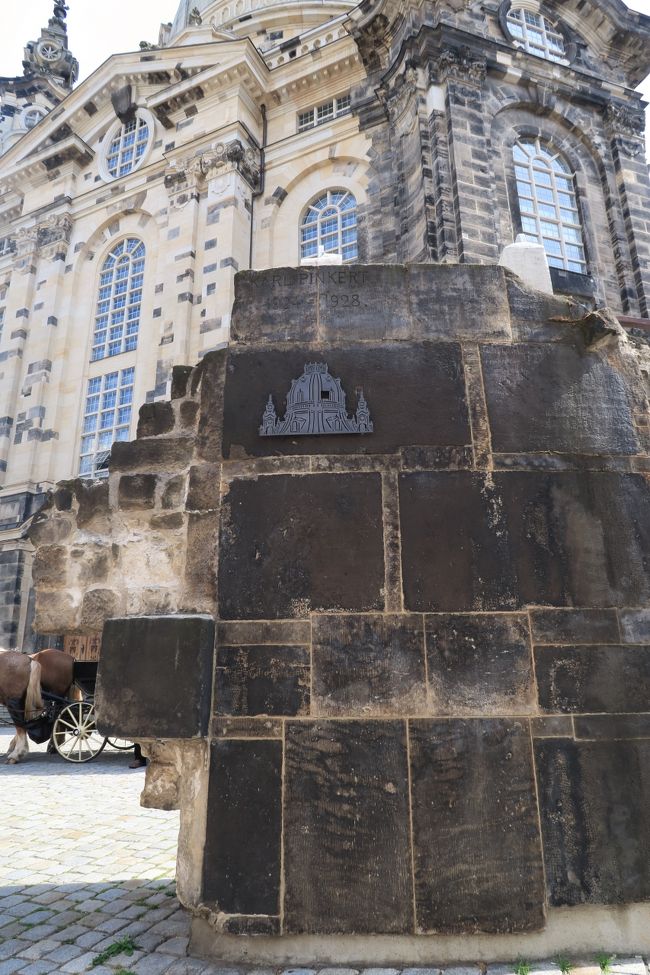 オリジナルの屋根の部分の一部。<br /><br />再建費用の程んどは寄付により賄われ、2005年に再建は完了しました。<br />丸屋根のてっぺんに取り付けられた十字架はドレスデンを破壊したかつて敵国であったイギリスから寄贈され「平和の十字架」と呼ばれています。