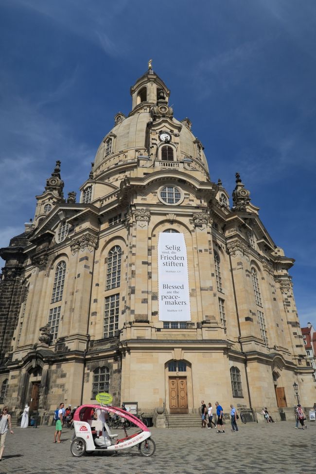 ドレスデンで一番ドラマチックな歴史を持つフラウエン教会（聖母教会）<br /><br />聖母教会は1743年、プロテスタントの教会として建てられました。<br />アウグスト強王はポーランド王になる為カトリック教徒に宗旨替えしていましたが、アウグスト強王とその息子はこの教会建築を黙認しました。<br />当時は宗教の違いで戦争が起こっても不思議では無かったので本来ならあり得ない話。。<br />聖母教会の建築にカトリック教徒の王から資金援助は受けられず、資金難と度重なる設計の変更で当初5年の工期が17年もかかって完成されました。